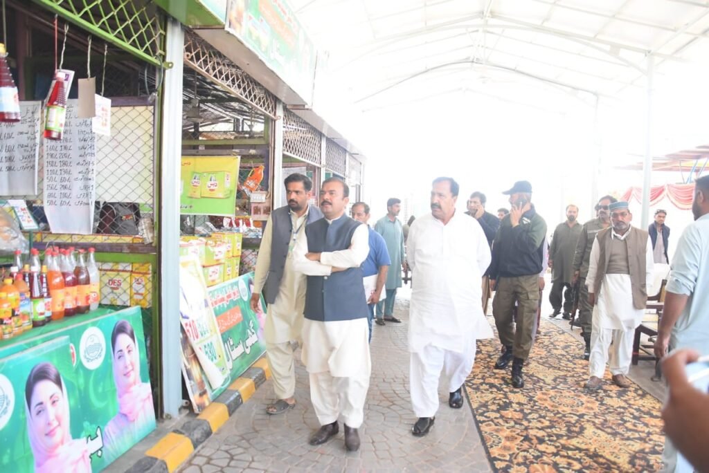 ڈپٹی کمشنر علی اکبر بھنڈر نے ماڈل بازار سیٹلائٹ ٹاون میں قائم سستا رمضان بازار کا تفصیلی دورہ کیا