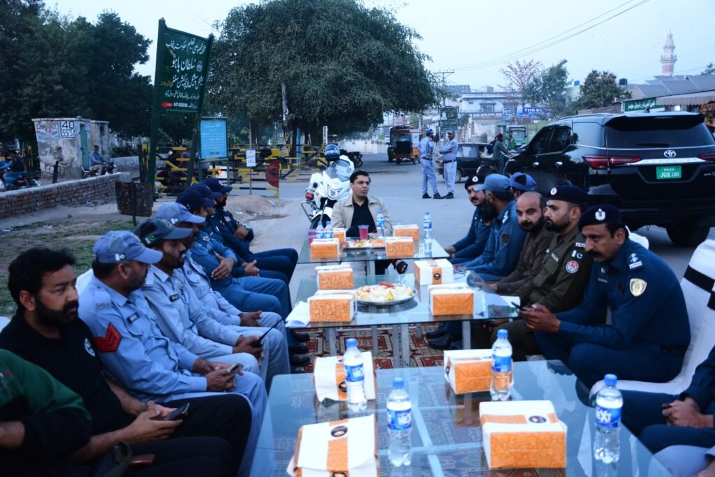 ڈی پی او کیپٹن (ر) بلال افتخار کیانی ڈیوٹی پر مامور ٹریفک وارڈنز کے ساتھ افطار کرنے گوجرہ روڈ پر پہنچ گئے۔