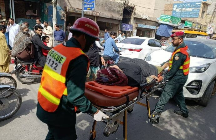 جھنگ کچہری میں مکان کے تنازعہ کی وجہ سے مخالفین کے وارسے دو خواتین سمیت 3 افراد زخمی، ریسکیو