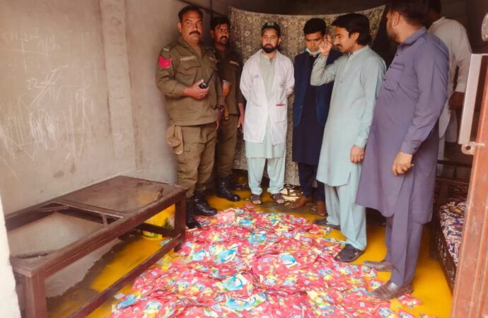 فوڈ سیفٹی ٹیمزنے مختلف کاروائیوں میں مختلف برانڈز کے 07 ہزار 6 سو لیٹر سے زائد جعلی و غیر معیاری مشروبات برآمد کرلئے