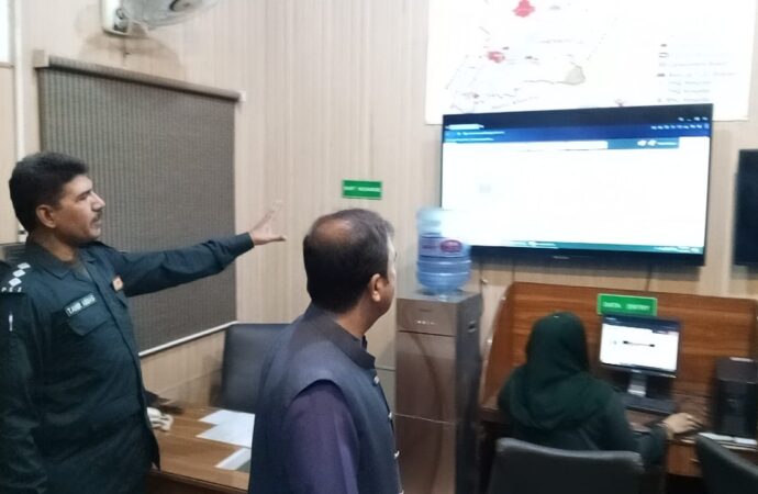 ڈپٹی کمشنر جھنگ کا ریسکیو 1122 سینٹرل اسٹیشن کا دورہ، فلڈ تیاریوں کا جائزہ