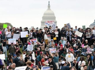 امریکہ میں صدر ڈونلڈ ٹرمپ کی پالیسیوں کے خلاف احتجاجی مظاہرے