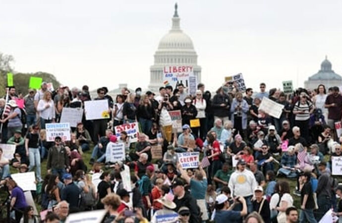 امریکہ میں صدر ڈونلڈ ٹرمپ کی پالیسیوں کے خلاف احتجاجی مظاہرے