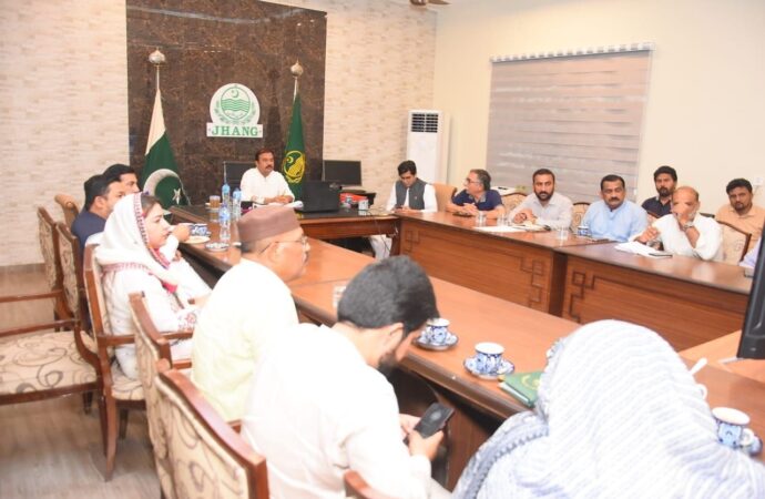 ڈپٹی کمشنر نے انسداد پولیو مہم کے تیسرے روز کی ایوننگ میٹنگ میں انسداد پولیو مہم کے ٹارگٹ اوراعداد وشمار کا جائزہ لیا گی