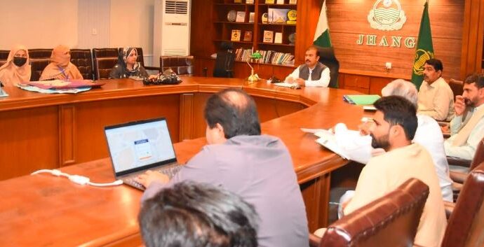 ڈپٹی کمشنر علی اکبر بھنڈرنے دو گورنمنٹ سکولوں کے طلباء اوراساتذہ سے تدریسی سرگرمیوں کے حوالے سے میٹنگ کی