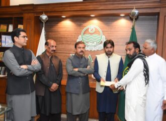 ڈپٹی کمشنر علی اکبر بھنڈر نے مسیحی خاندانوں میں مالی امداد کے چیک تقسیم کئے