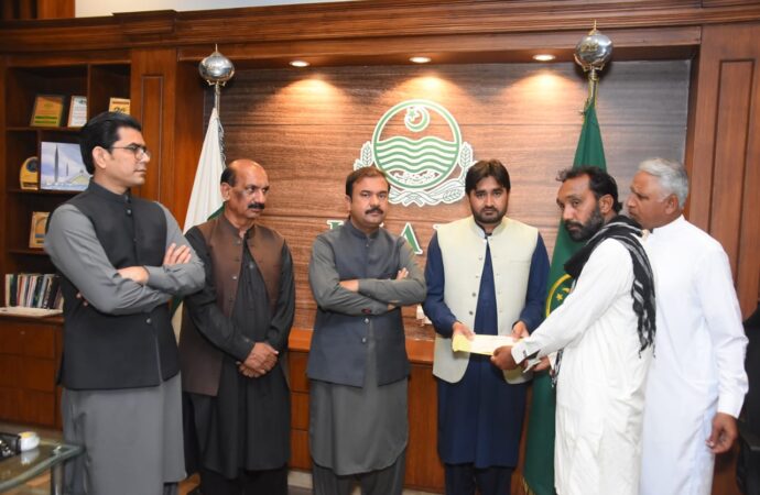 ڈپٹی کمشنر علی اکبر بھنڈر نے مسیحی خاندانوں میں مالی امداد کے چیک تقسیم کئے