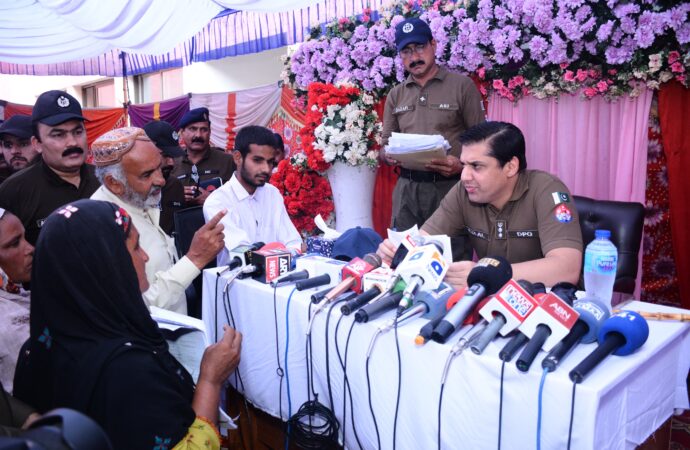 ڈی پی او جھنگ کیپٹن (ر) بلال افتخار کیانی کی تھانہ شورکوٹ سٹی میں کھلی کچہری