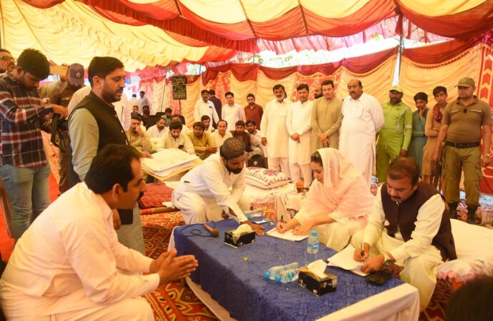 کمشنر مریم خان کی تحصیل اٹھارہ کے نواحی علاقے رشید پور میں کھلی کچہری