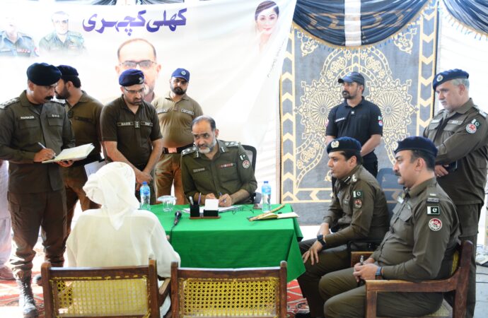 آر پی او فیصل آباد ذیشان اصغر کا تھانہ موچیوالا میں کھلی کچہری کا انعقاد