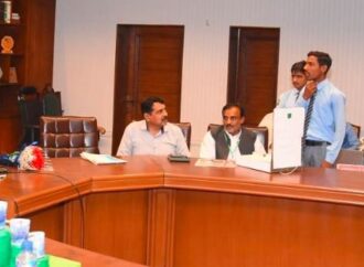 ڈپٹی کمشنر دو گورنمنٹ سکولوں کے طلباءاوراساتذہ سے تدریسی سرگرمیوں کے حوالے سے میٹنگ کی