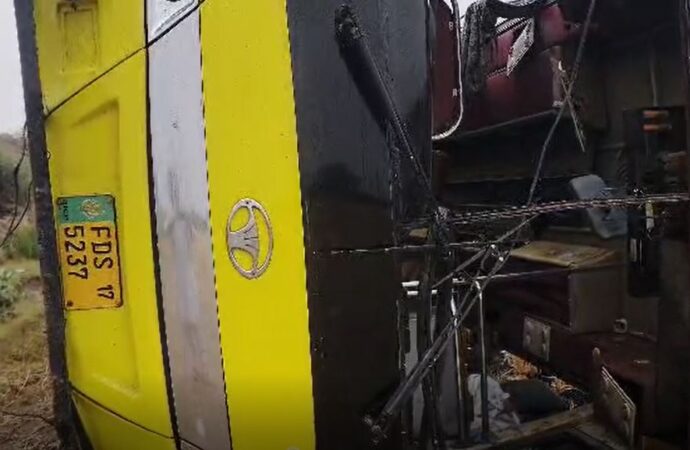 شورکوٹ پتن روڈ پر باہو پل کے قریب المناک حادثہ 4 افراد جاں بحق 9 زخمی ہوگئے