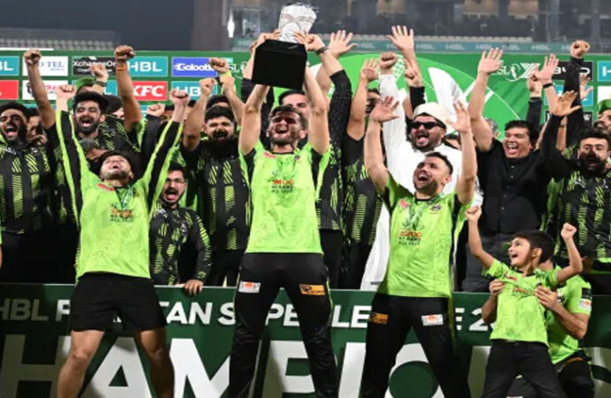 لاہورقلندرزنے کوئٹہ گلیڈی ایٹرزکوہرا کرپی ایس ایل ٹرافی جیت لی