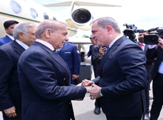 وزیراعظم سہ فریقی اجلاس میں شرکت کیلئےآذربائیجان کے شہرلاچین پہنچ گئے