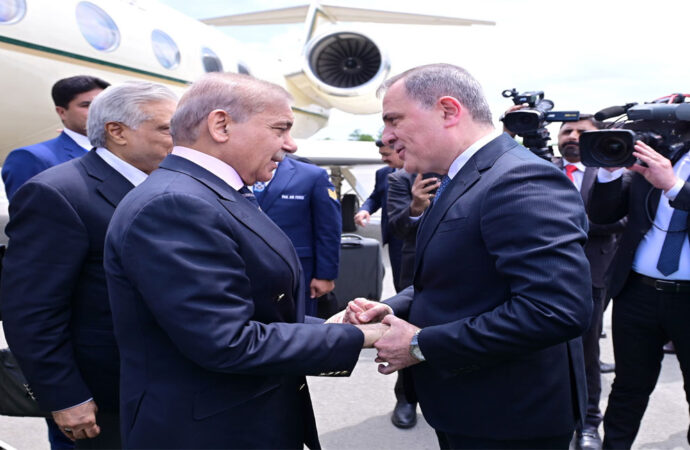 وزیراعظم سہ فریقی اجلاس میں شرکت کیلئےآذربائیجان کے شہرلاچین پہنچ گئے