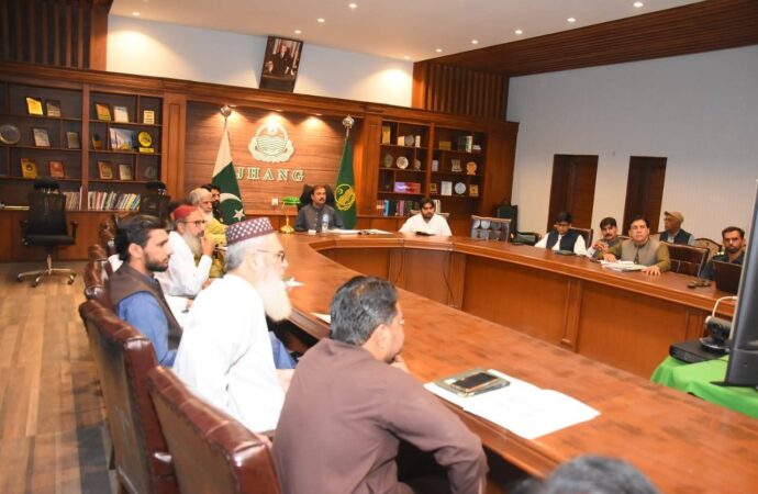 ڈپٹی کمشنر علی اکبر بھنڈر نے ستھرا پنجاب مہم پر عملدرآمد اور پیش رفت کا جائزہ لینے کے حوالے سے متعلقہ افسران سے میٹنگ کی۔