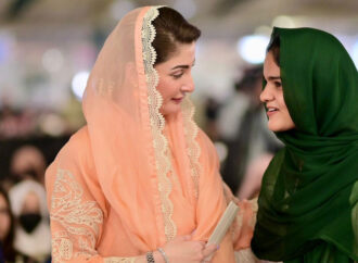 ہونہار سکالرشپس کے تحت طلباء میں لیپ ٹاپ اورچیک تقسیم