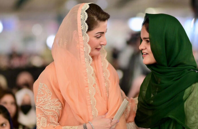 ہونہار سکالرشپس کے تحت طلباء میں لیپ ٹاپ اورچیک تقسیم