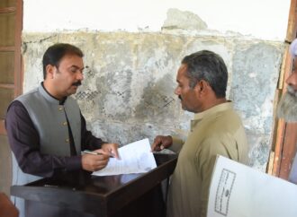 ڈپٹی کمشنر علی اکبر بھنڈر نے اوپن ڈور پالیسی کے تحت دفتر میں شہریوں کی شکایات و مسائل کو سنا