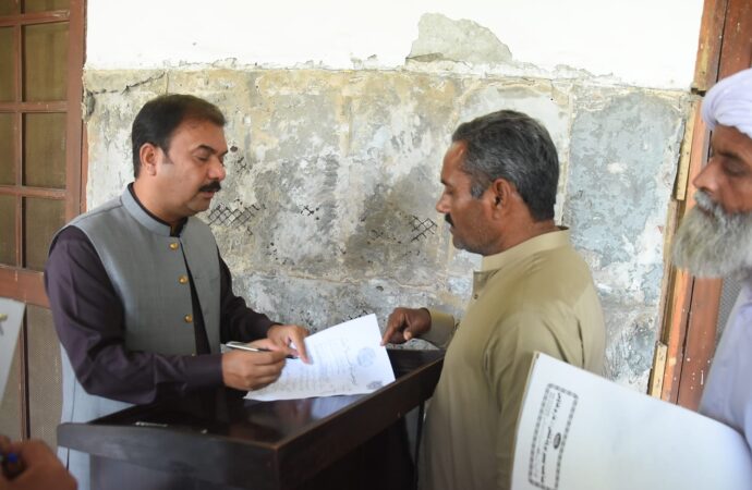 ڈپٹی کمشنر علی اکبر بھنڈر نے اوپن ڈور پالیسی کے تحت دفتر میں شہریوں کی شکایات و مسائل کو سنا