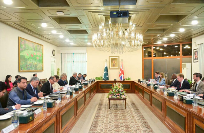 نائب وزیراعظم ،برطانوی وزیرخارجہ کا علاقائی صورتحال پر تبادلہ خیال