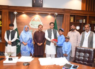 ڈپٹی کمشنر علی اکبر بھنڈرنے دو گورنمنٹ سکولوں کے طلباءاوراساتذہ سے تدریسی سرگرمیوں کے حوالے سے میٹنگ کی