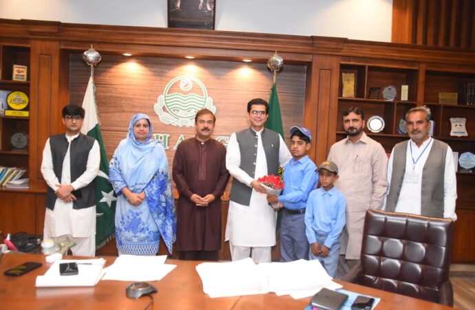 ڈپٹی کمشنر علی اکبر بھنڈرنے دو گورنمنٹ سکولوں کے طلباءاوراساتذہ سے تدریسی سرگرمیوں کے حوالے سے میٹنگ کی