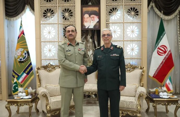 پاکستانی فیلڈ مارشل اور ایرانی چیف آف جنرل سٹاف کی دفاعی تعاون پر بات چیت