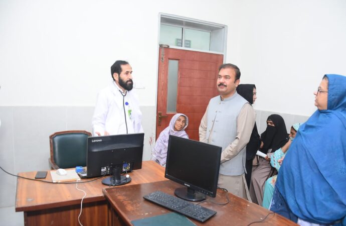 ڈپٹی کمشنر علی اکبر بھنڈر نے ڈسٹرکٹ ہیڈکوارٹر ہسپتال میں ہیلتھ سروسز کا جائزہ لینے کے حوالہ سے دورہ کیا