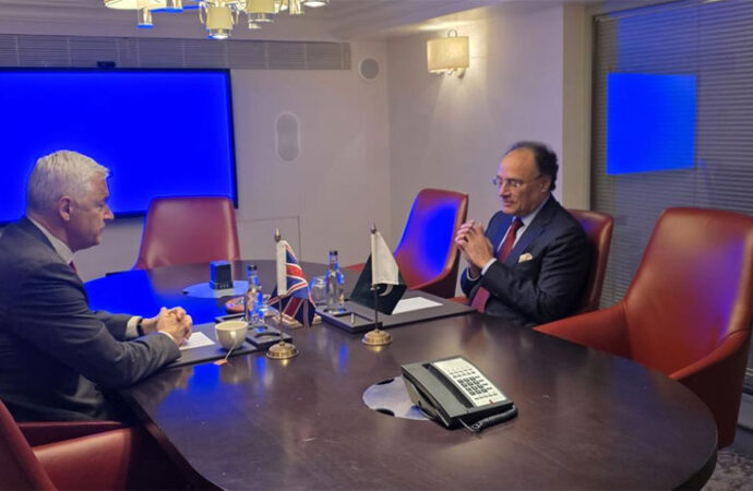 وزیرخزانہ کی اقتصادی اصلاحات کیلئے سٹینڈرڈ چارٹربینک کے تعاون کی تحسین