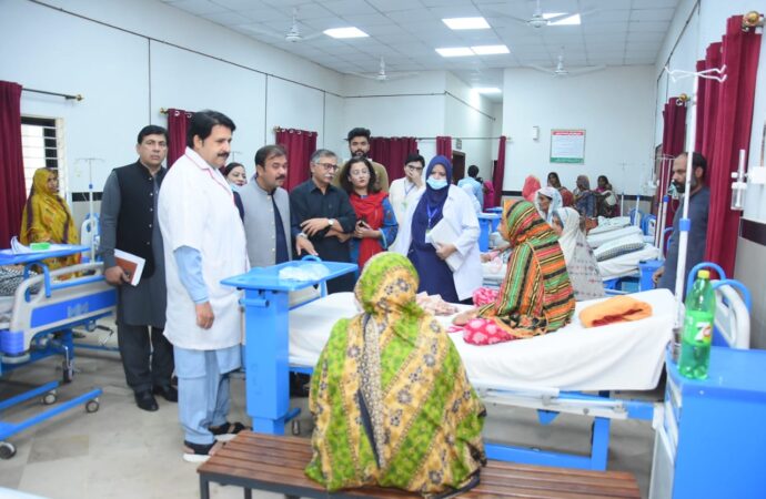 ڈپٹی کمشنر علی اکبر بھنڈر نے ڈسٹرکٹ ہیڈکوارٹر ہسپتال جھنگ کا دورہ کیا