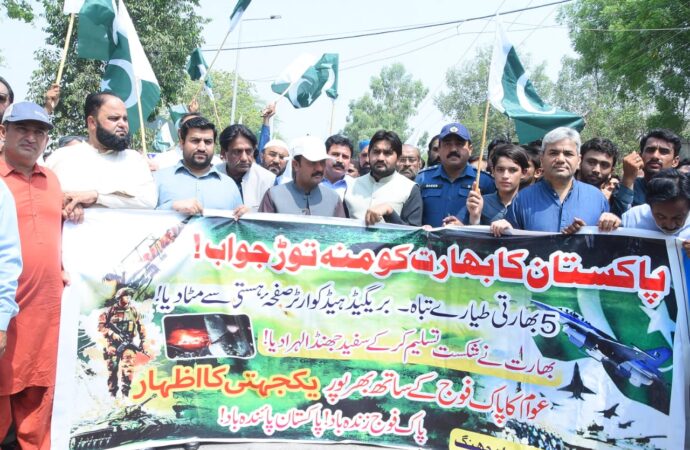 پاک افواج سے اظہار یکجہتی کیلئے جھنگ کے شہری سڑکوں پر نکل آئے