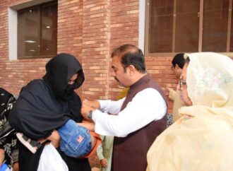 ڈپٹی کمشنر علی اکبر بھنڈرنے انسدد پولیو مہم کے دوسرے روز ڈسٹرکٹ ہیڈ کوارٹر ہسپتال میں نونہالوں کو پولیوسے بچاﺅ کے قطرے پلائے