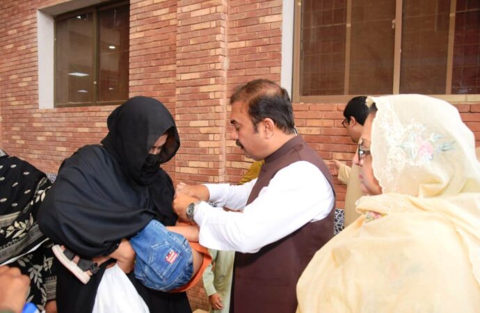 ڈپٹی کمشنر علی اکبر بھنڈرنے انسدد پولیو مہم کے دوسرے روز ڈسٹرکٹ ہیڈ کوارٹر ہسپتال میں نونہالوں کو پولیوسے بچاﺅ کے قطرے پلائے