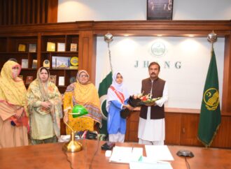 ڈپٹی کمشنر علی اکبر بھنڈرکی دو گورنمنٹ سکولوں کی طالبات اوراساتذہ سے تدریسی سرگرمیوں کے حوالے سے  میٹنگ