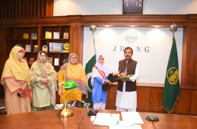 ڈپٹی کمشنر علی اکبر بھنڈرکی دو گورنمنٹ سکولوں کی طالبات اوراساتذہ سے تدریسی سرگرمیوں کے حوالے سے  میٹنگ