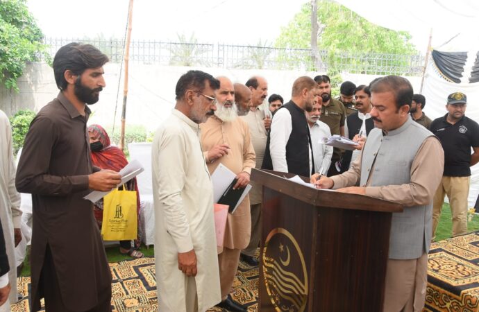 عوامی مسائل کے حل کےلئے ریونیو عوامی خدمت سروسز میں تمام ریونیو افسران ایک چھت تلے موجودہیں،ڈپٹی کمشنر