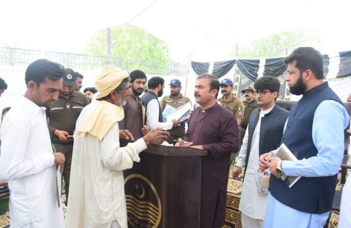 ریونیو سے متعلقہ ان کے مسائل کا حل ترجیح ہے۔ڈپٹی کمشنر