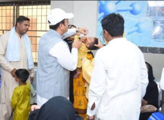 ڈپٹی کمشنر علی اکبر بھنڈرنے انسدد پولیو مہم کے پہلے روز ڈسٹرکٹ ہیڈ کوارٹر ہسپتال میں بچوں کو پولیو کے قطرے پلائے