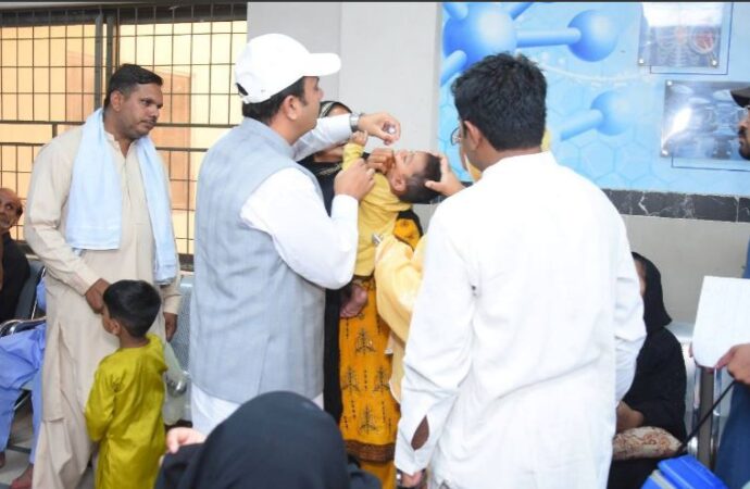 ڈپٹی کمشنر علی اکبر بھنڈرنے انسدد پولیو مہم کے پہلے روز ڈسٹرکٹ ہیڈ کوارٹر ہسپتال میں بچوں کو پولیو کے قطرے پلائے