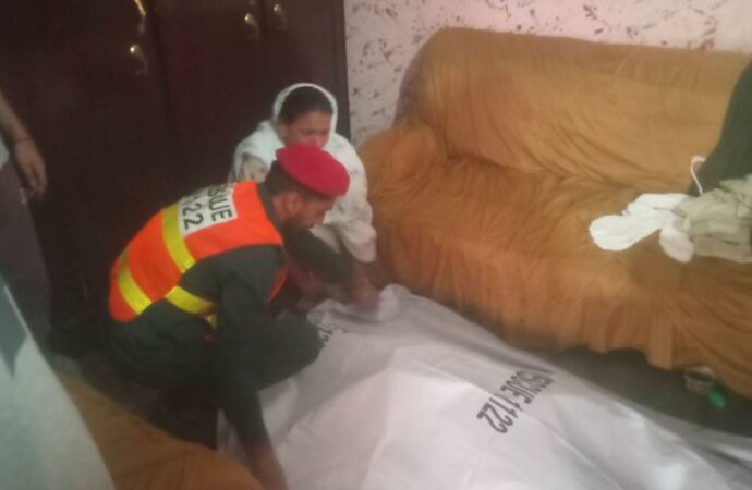 محلہ کپائیاں شوہر نے اپنی 32 سالہ بیوی کو تیز دھار آلے سے قتل کردیا، ریسکیو