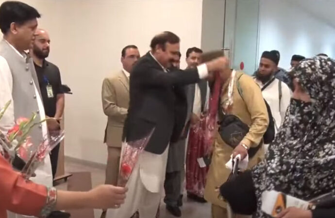 پہلی حج پرواز307 حجاج کرام کو لے کر اسلام آباد پہنچ گئی