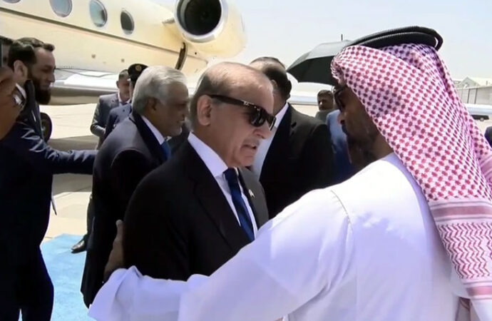 وزیراعظم متحدہ عرب امارات کے دورے پرابوظہبی پہنچ گئے