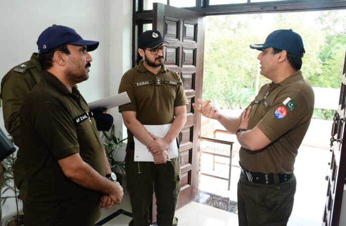 ڈی پی او کیپٹن (ر) بلال افتخار کیانی کا تھانہ سیٹلائٹ ٹاؤن کا سرپرائز وزٹ