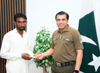 جھنگ پولیس نے 32 لاکھ سے زائد مالیت کے 70 مسروقہ موبائل فونز برآمد کر کے اصل مالکان کے حوالے کردیے