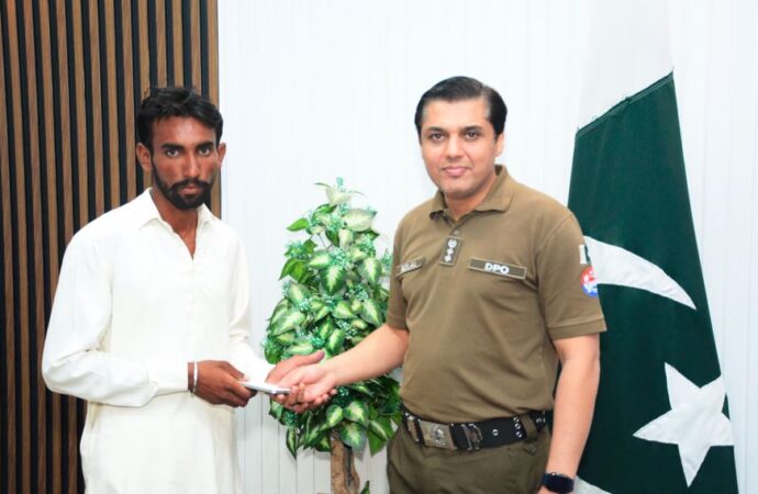 جھنگ پولیس نے 32 لاکھ سے زائد مالیت کے 70 مسروقہ موبائل فونز برآمد کر کے اصل مالکان کے حوالے کردیے