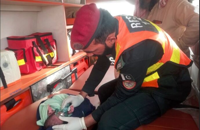 گوجرہ روڈ نئے بائی پاس کے قریب نامعلوم افراد نومولود بچے کو چھوڑ کر فرار ہوگئے