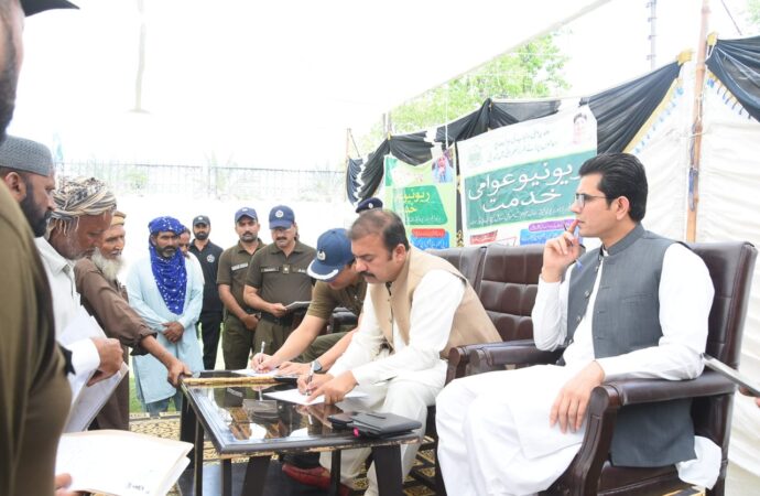 ڈپٹی کمشنرعلی اکبر بھنڈر نے ریونیو عوامی خدمت سروسز کے تحت محکمہ مال سے متعلقہ سائلین کی درخواستوں کی سماعت کی