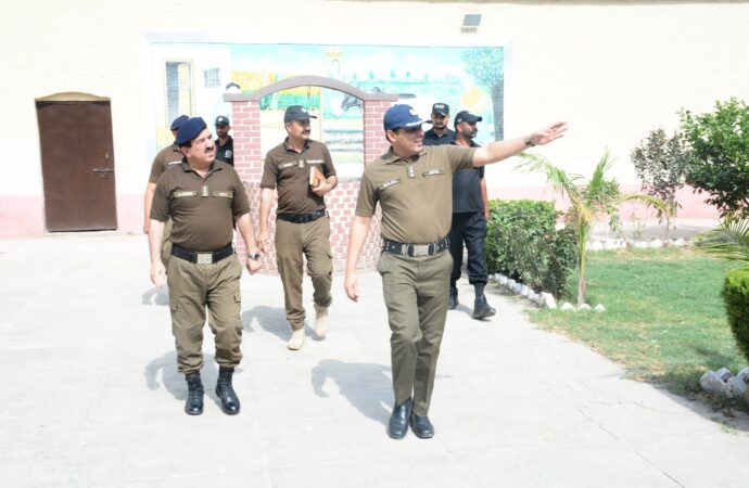 جھنگ پولیس کی جانب سے عیدالاضحیٰ کے حوالے سے سکیورٹی پلان تیار، 1600 سے زائد پولیس افسران، جوان اور والنٹیئرز سکیورٹی کے فرائض سرانجام دیں گے ۔