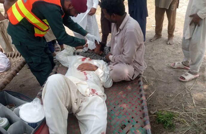 احمد پور سیال کچا روڈ پر نیکو کارہ روڈ پر موٹرسائیکل سلپ ہونے سے 2 افراد زخمی